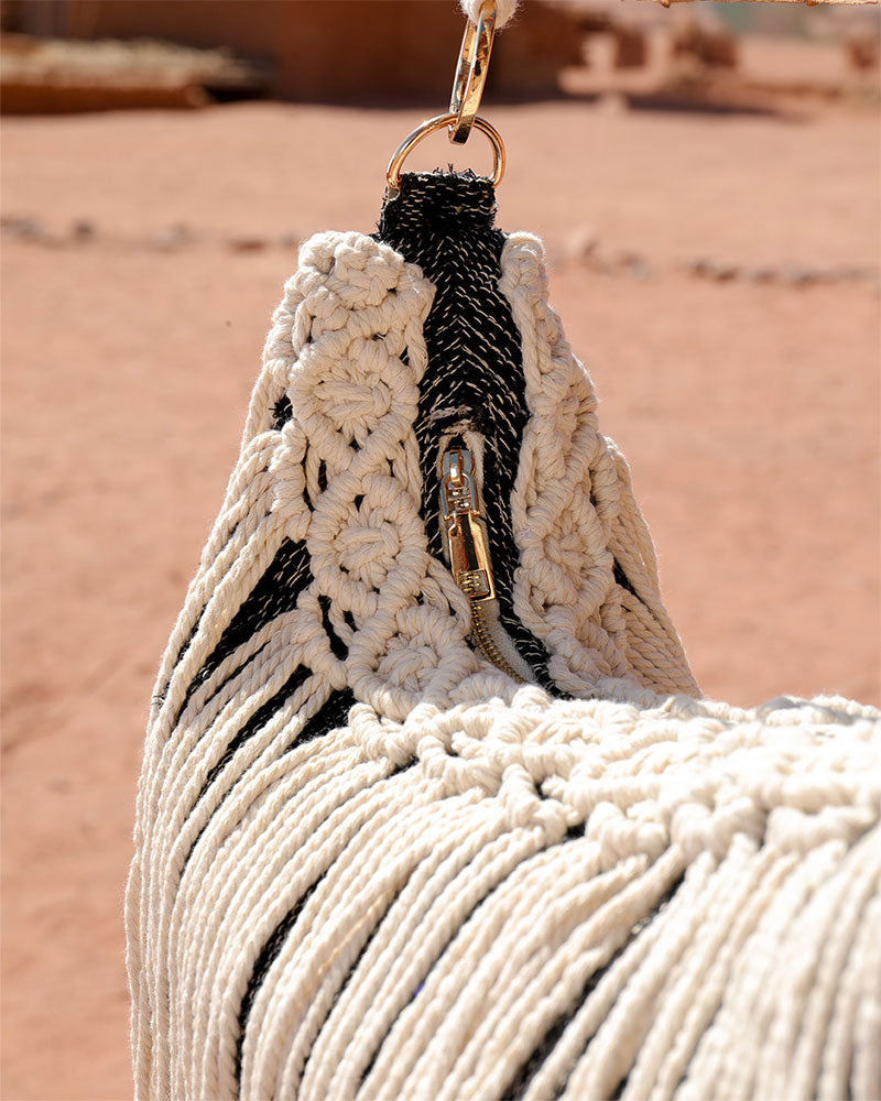 Anoud - Black & White