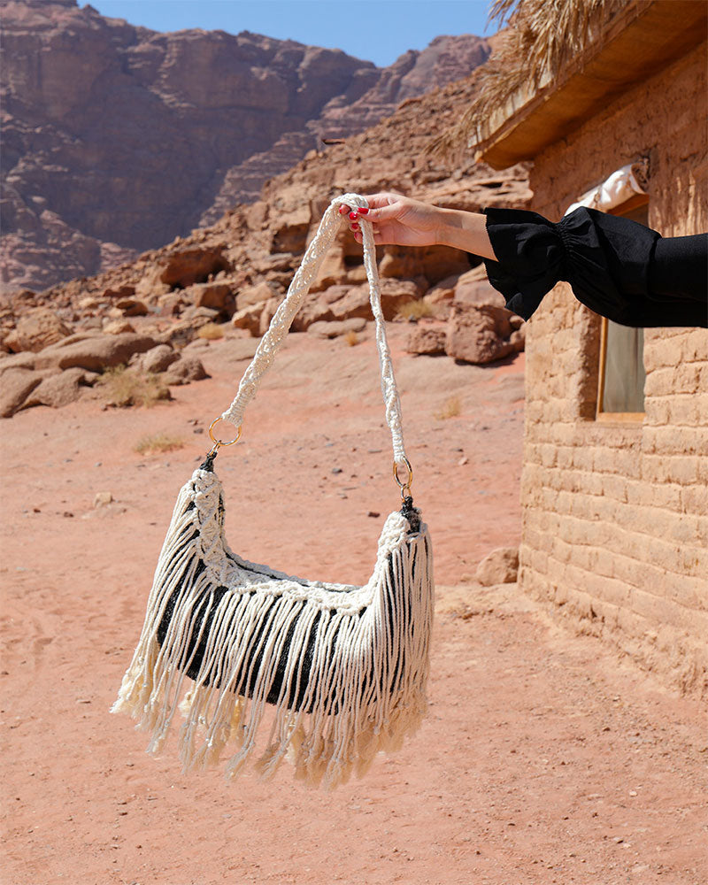 Anoud - Black & White